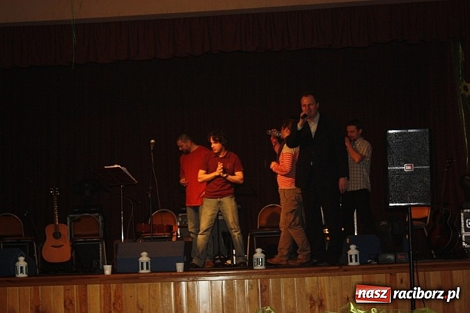 Zdjęcie w galerii na portalu naszraciborz.pl: Kapsander wystąpił w krzanowickim MOK-u wiadomości z regionu