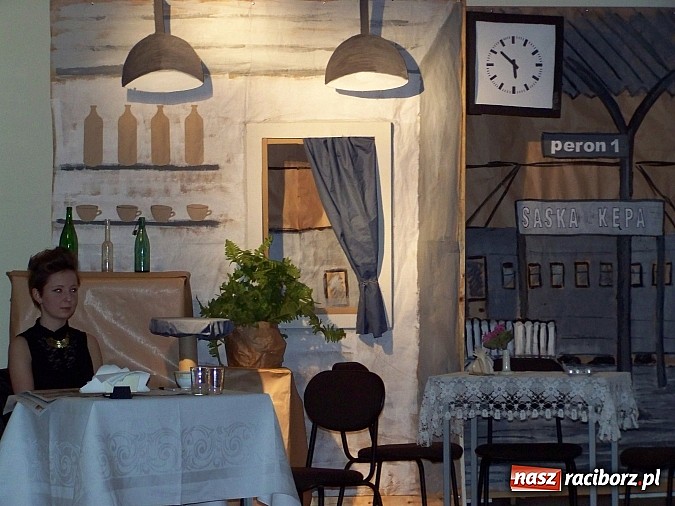 Zdjęcie w galerii na portalu naszraciborz.pl: Poetycko i śpiewnie w Gimnazjum Nr 5 im. Jana Pawła II w Raciborzu wiadomości z regionu