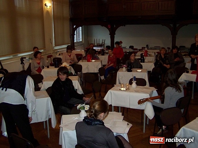 Zdjęcie w galerii na portalu naszraciborz.pl: Poetycko i śpiewnie w Gimnazjum Nr 5 im. Jana Pawła II w Raciborzu wiadomości z regionu