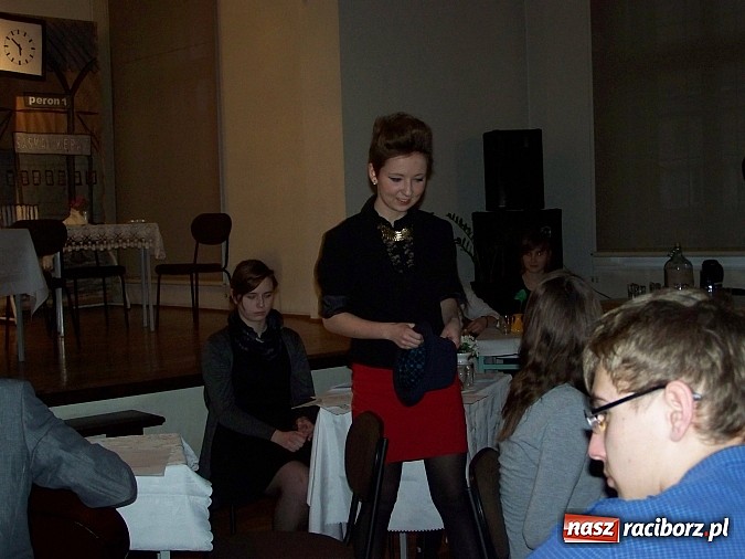 Zdjęcie w galerii na portalu naszraciborz.pl: Poetycko i śpiewnie w Gimnazjum Nr 5 im. Jana Pawła II w Raciborzu wiadomości z regionu