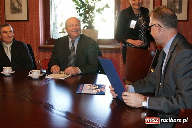Zdjęcie w galerii na portalu naszraciborz.pl: Prezydent zaprosił do ratusza gołębiarzy wiadomości z regionu