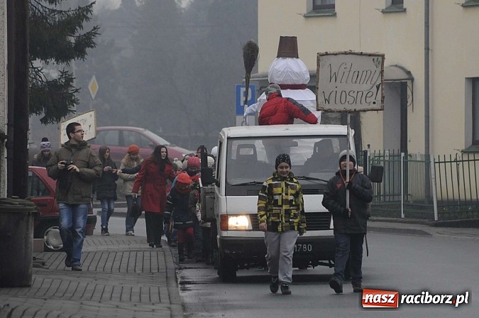 Zdjęcie w galerii na portalu naszraciborz.pl: W Studziennej spalili bałwana. Powitali wiosnę wiadomości z regionu
