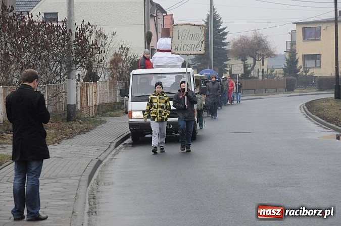 Zdjęcie w galerii na portalu naszraciborz.pl: W Studziennej spalili bałwana. Powitali wiosnę wiadomości z regionu