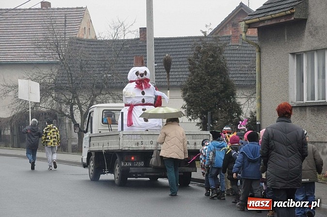 Zdjęcie w galerii na portalu naszraciborz.pl: W Studziennej spalili bałwana. Powitali wiosnę wiadomości z regionu