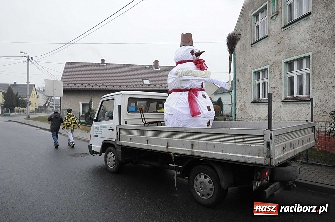 Zdjęcie w galerii na portalu naszraciborz.pl: W Studziennej spalili bałwana. Powitali wiosnę wiadomości z regionu