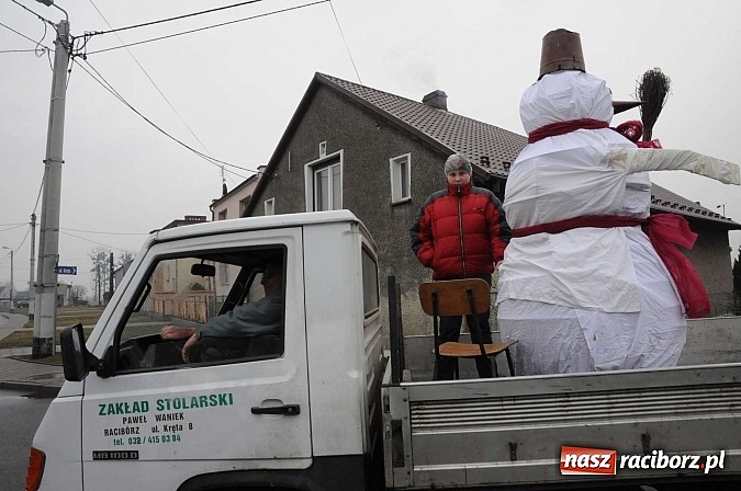 Zdjęcie w galerii na portalu naszraciborz.pl: W Studziennej spalili bałwana. Powitali wiosnę wiadomości z regionu