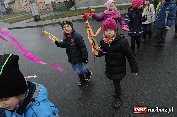 Zdjęcie w galerii na portalu naszraciborz.pl: W Studziennej spalili bałwana. Powitali wiosnę wiadomości z regionu