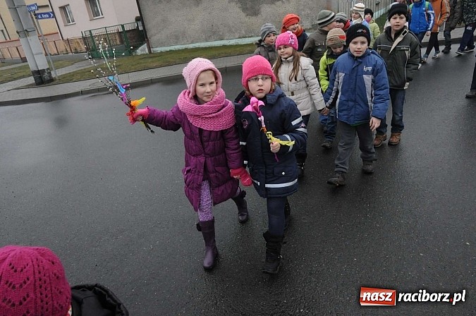 Zdjęcie w galerii na portalu naszraciborz.pl: W Studziennej spalili bałwana. Powitali wiosnę wiadomości z regionu