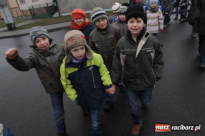 Zdjęcie w galerii na portalu naszraciborz.pl: W Studziennej spalili bałwana. Powitali wiosnę wiadomości z regionu