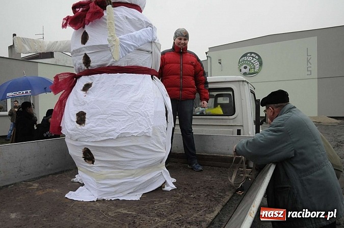 Zdjęcie w galerii na portalu naszraciborz.pl: W Studziennej spalili bałwana. Powitali wiosnę wiadomości z regionu