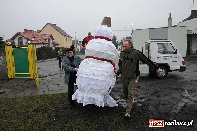 Zdjęcie w galerii na portalu naszraciborz.pl: W Studziennej spalili bałwana. Powitali wiosnę wiadomości z regionu