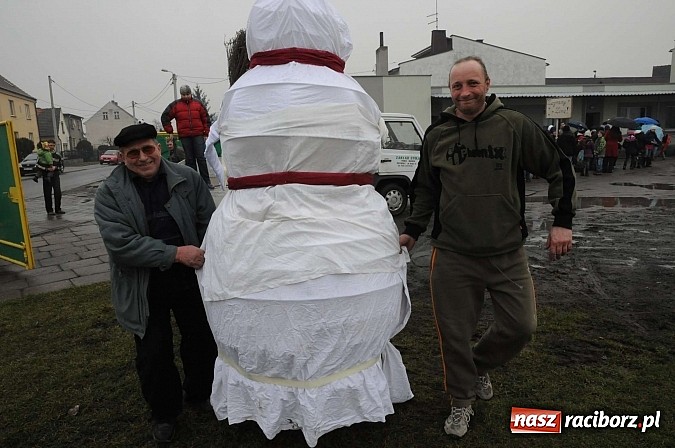 Zdjęcie w galerii na portalu naszraciborz.pl: W Studziennej spalili bałwana. Powitali wiosnę wiadomości z regionu