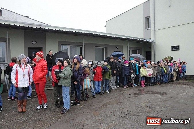 Zdjęcie w galerii na portalu naszraciborz.pl: W Studziennej spalili bałwana. Powitali wiosnę wiadomości z regionu
