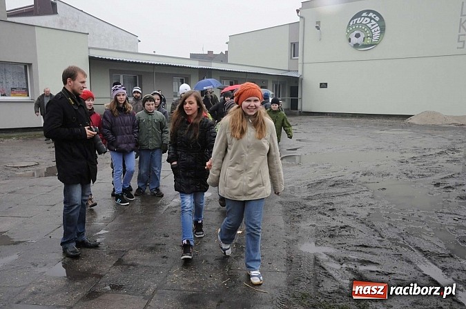 Zdjęcie w galerii na portalu naszraciborz.pl: W Studziennej spalili bałwana. Powitali wiosnę wiadomości z regionu