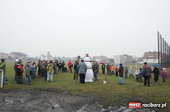 Zdjęcie w galerii na portalu naszraciborz.pl: W Studziennej spalili bałwana. Powitali wiosnę wiadomości z regionu