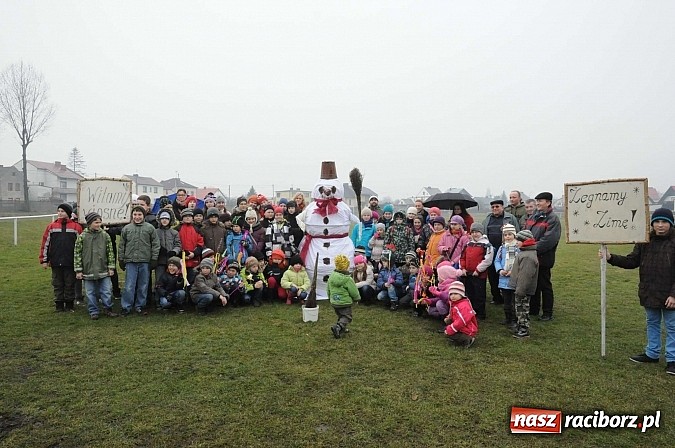 Zdjęcie w galerii na portalu naszraciborz.pl: W Studziennej spalili bałwana. Powitali wiosnę wiadomości z regionu