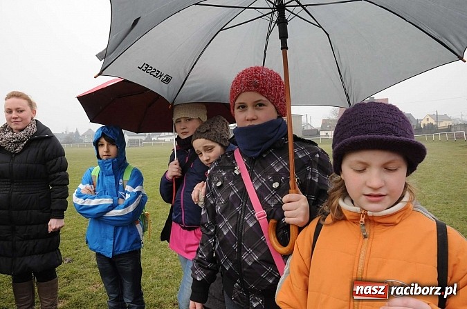 Zdjęcie w galerii na portalu naszraciborz.pl: W Studziennej spalili bałwana. Powitali wiosnę wiadomości z regionu