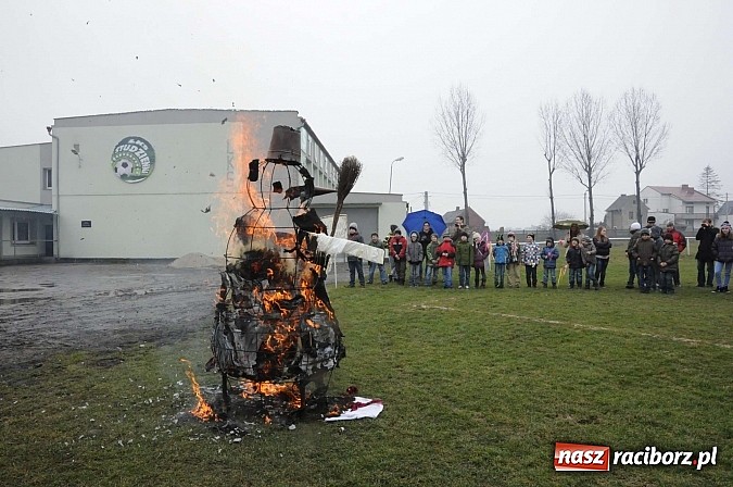 Zdjęcie w galerii na portalu naszraciborz.pl: W Studziennej spalili bałwana. Powitali wiosnę wiadomości z regionu