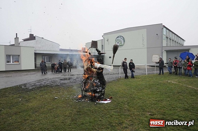 Zdjęcie w galerii na portalu naszraciborz.pl: W Studziennej spalili bałwana. Powitali wiosnę wiadomości z regionu