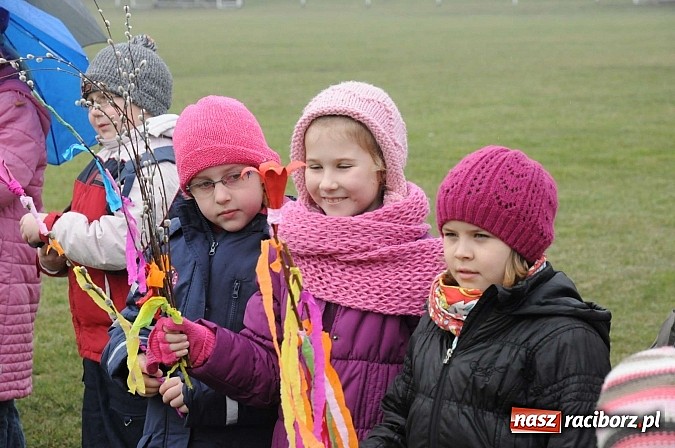 Zdjęcie w galerii na portalu naszraciborz.pl: W Studziennej spalili bałwana. Powitali wiosnę wiadomości z regionu