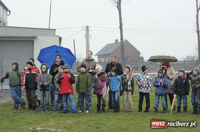 Zdjęcie w galerii na portalu naszraciborz.pl: W Studziennej spalili bałwana. Powitali wiosnę wiadomości z regionu