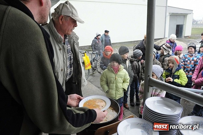 Zdjęcie w galerii na portalu naszraciborz.pl: W Studziennej spalili bałwana. Powitali wiosnę wiadomości z regionu