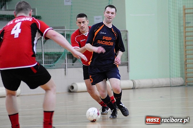 Zdjęcie w galerii na portalu naszraciborz.pl: Puchar w rękach Zakładu Karnego wiadomości z regionu