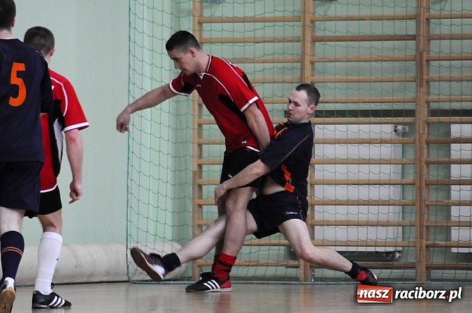 Zdjęcie w galerii na portalu naszraciborz.pl: Puchar w rękach Zakładu Karnego wiadomości z regionu