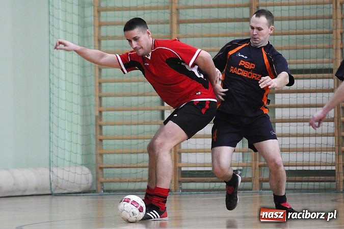 Zdjęcie w galerii na portalu naszraciborz.pl: Puchar w rękach Zakładu Karnego wiadomości z regionu