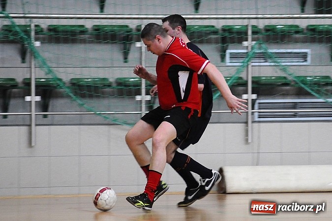 Zdjęcie w galerii na portalu naszraciborz.pl: Puchar w rękach Zakładu Karnego wiadomości z regionu