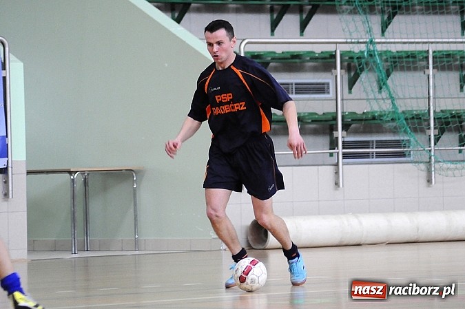 Zdjęcie w galerii na portalu naszraciborz.pl: Puchar w rękach Zakładu Karnego wiadomości z regionu