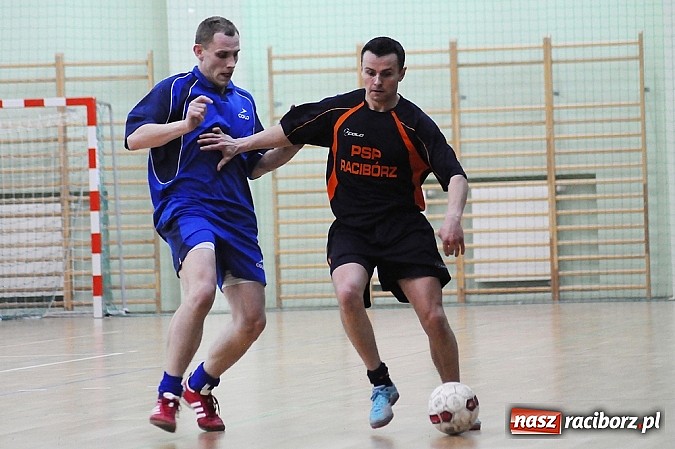 Zdjęcie w galerii na portalu naszraciborz.pl: Puchar w rękach Zakładu Karnego wiadomości z regionu