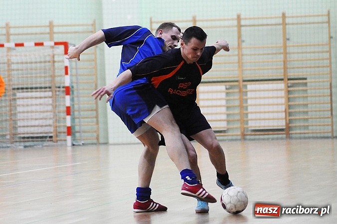 Zdjęcie w galerii na portalu naszraciborz.pl: Puchar w rękach Zakładu Karnego wiadomości z regionu