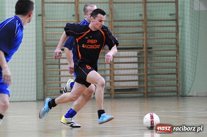 Zdjęcie w galerii na portalu naszraciborz.pl: Puchar w rękach Zakładu Karnego wiadomości z regionu