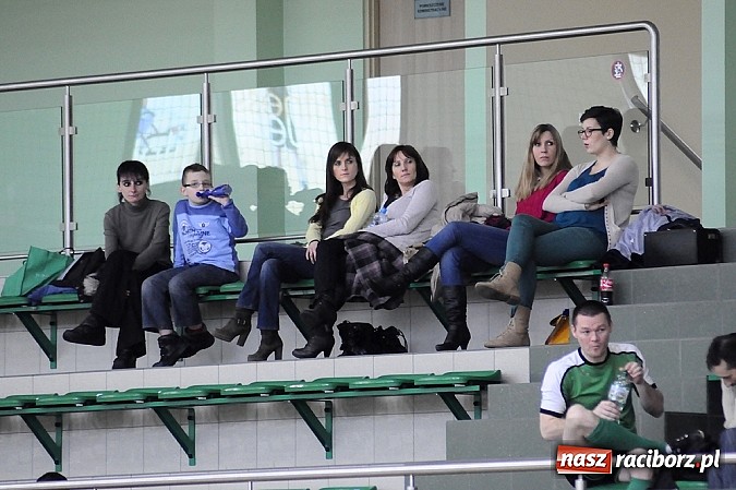 Zdjęcie w galerii na portalu naszraciborz.pl: Puchar w rękach Zakładu Karnego wiadomości z regionu