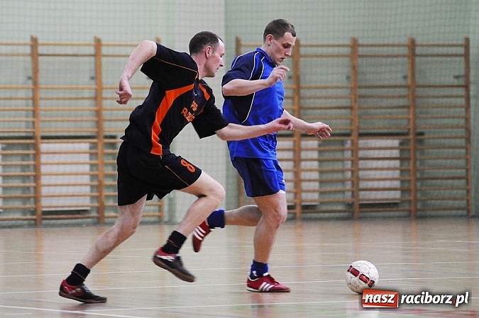 Zdjęcie w galerii na portalu naszraciborz.pl: Puchar w rękach Zakładu Karnego wiadomości z regionu