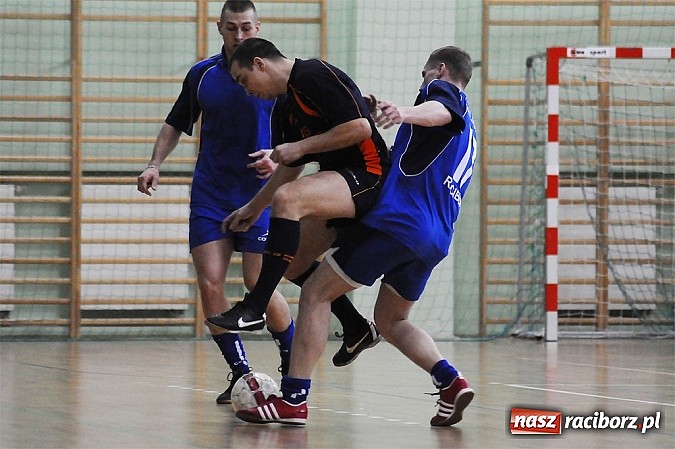 Zdjęcie w galerii na portalu naszraciborz.pl: Puchar w rękach Zakładu Karnego wiadomości z regionu