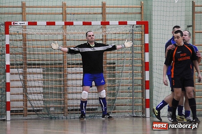 Zdjęcie w galerii na portalu naszraciborz.pl: Puchar w rękach Zakładu Karnego wiadomości z regionu