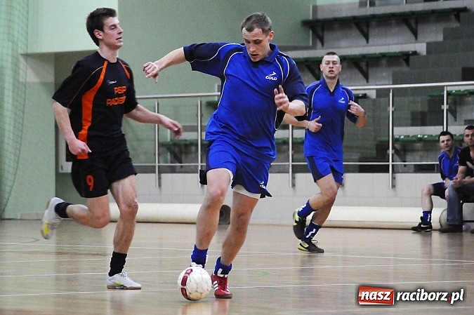 Zdjęcie w galerii na portalu naszraciborz.pl: Puchar w rękach Zakładu Karnego wiadomości z regionu