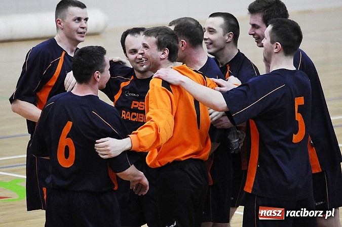 Zdjęcie w galerii na portalu naszraciborz.pl: Puchar w rękach Zakładu Karnego wiadomości z regionu