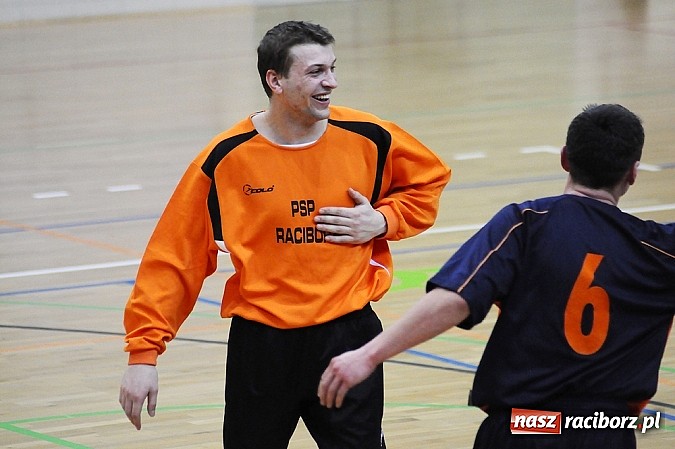 Zdjęcie w galerii na portalu naszraciborz.pl: Puchar w rękach Zakładu Karnego wiadomości z regionu