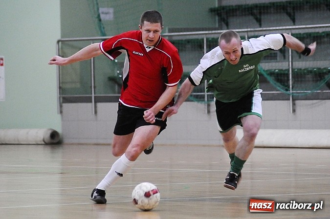 Zdjęcie w galerii na portalu naszraciborz.pl: Puchar w rękach Zakładu Karnego wiadomości z regionu