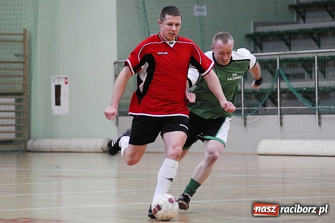 Zdjęcie w galerii na portalu naszraciborz.pl: Puchar w rękach Zakładu Karnego wiadomości z regionu