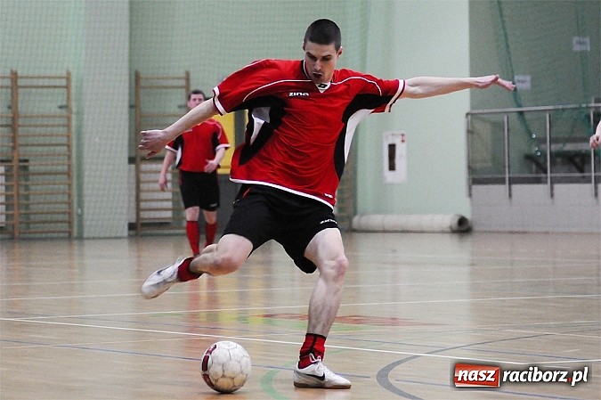 Zdjęcie w galerii na portalu naszraciborz.pl: Puchar w rękach Zakładu Karnego wiadomości z regionu