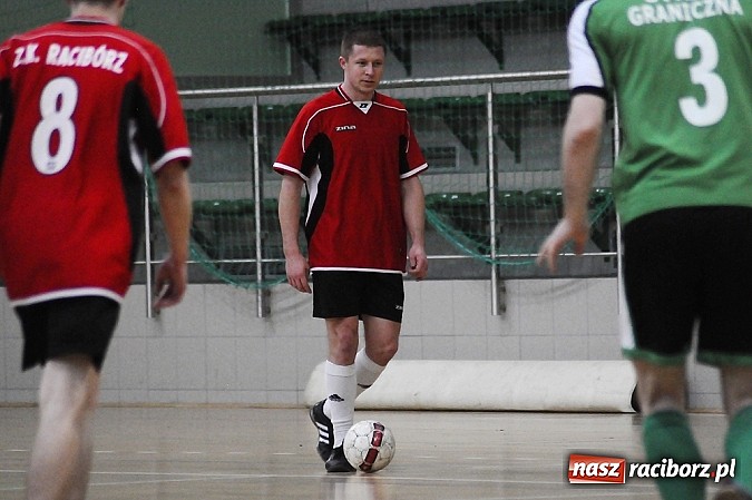 Zdjęcie w galerii na portalu naszraciborz.pl: Puchar w rękach Zakładu Karnego wiadomości z regionu