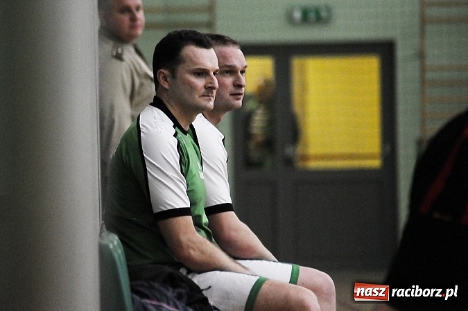 Zdjęcie w galerii na portalu naszraciborz.pl: Puchar w rękach Zakładu Karnego wiadomości z regionu