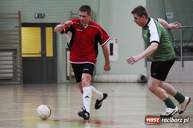 Zdjęcie w galerii na portalu naszraciborz.pl: Puchar w rękach Zakładu Karnego wiadomości z regionu