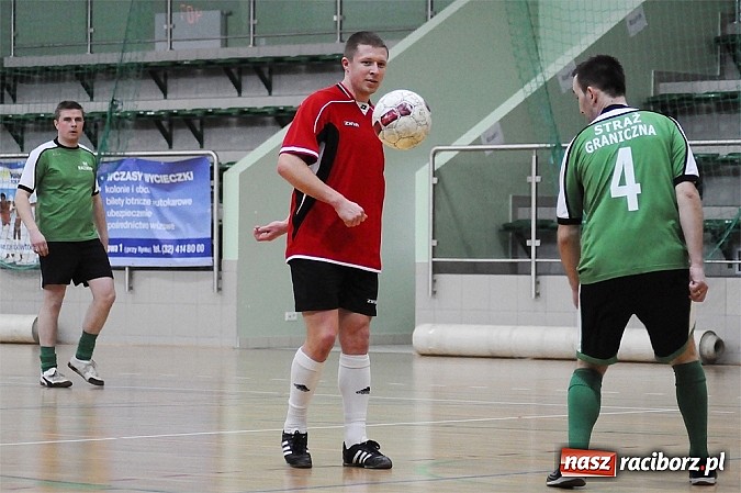 Zdjęcie w galerii na portalu naszraciborz.pl: Puchar w rękach Zakładu Karnego wiadomości z regionu