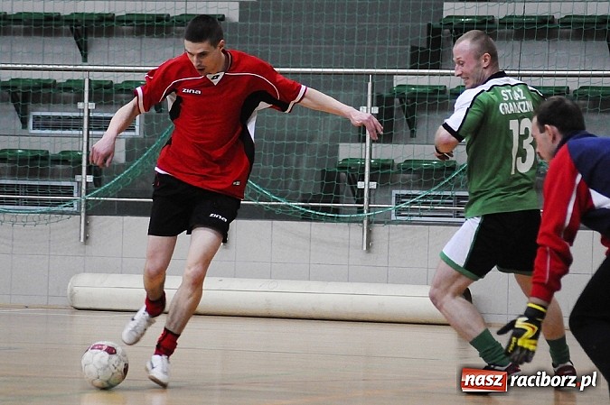 Zdjęcie w galerii na portalu naszraciborz.pl: Puchar w rękach Zakładu Karnego wiadomości z regionu