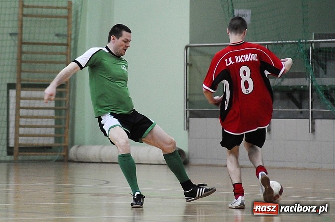 Zdjęcie w galerii na portalu naszraciborz.pl: Puchar w rękach Zakładu Karnego wiadomości z regionu